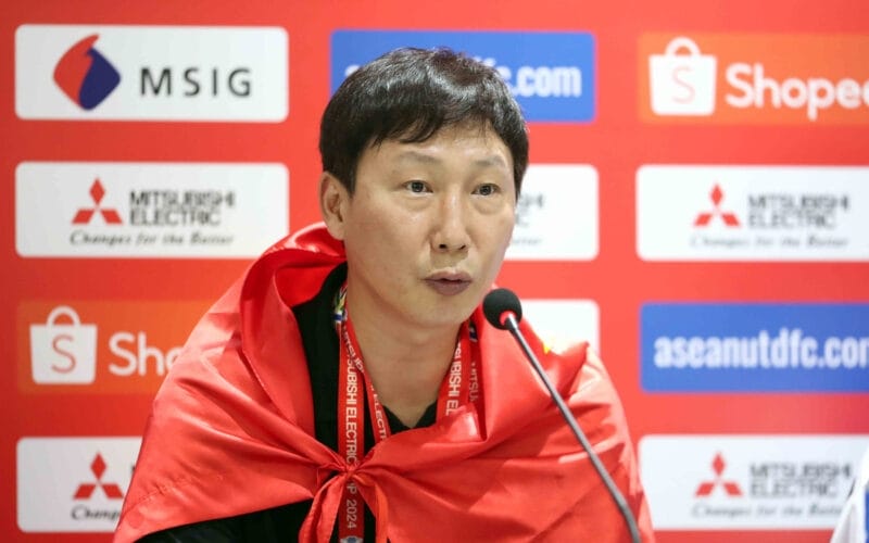 HLV Kim Sang-sik phát biểu trong buổi họp báo sau trận chung kết ASEAN Cup 2024.