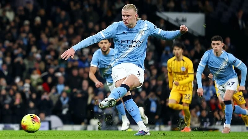 Haaland lập công trên chấm phạt đền