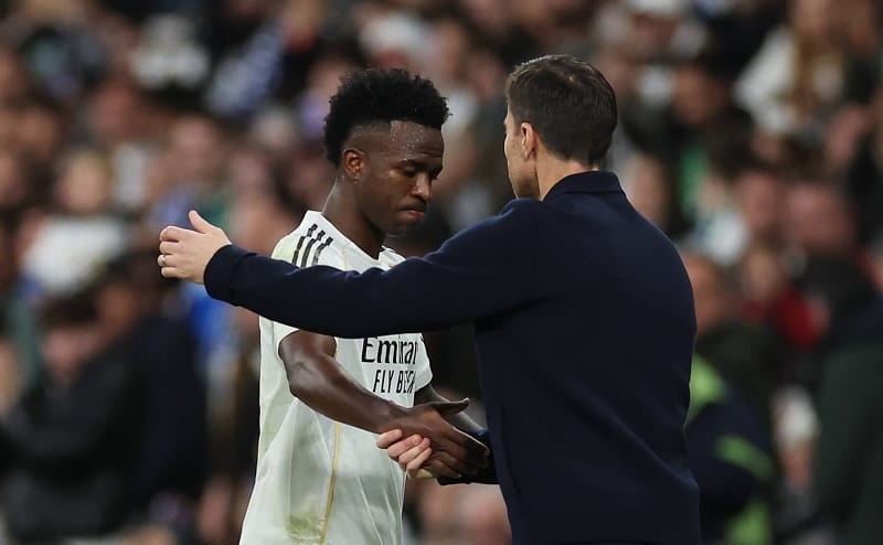 Xabi Alonso lên tiếng bảo vệ Vinicius